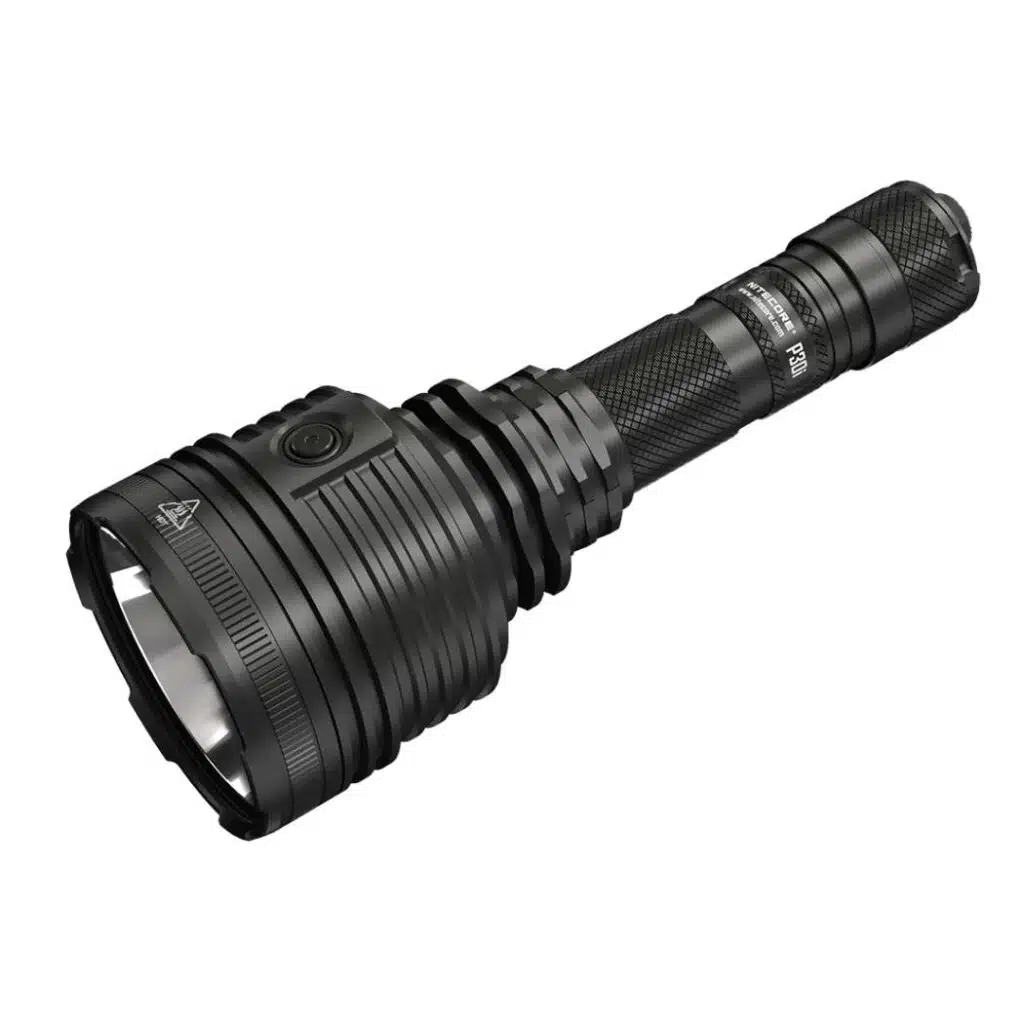 Die Nitecore P30i Taschenlampe hat eine maximale Leistung von 2000 Lumen und  bietet eine beeindruckende Leuchtweite von bis zu 1.000m
