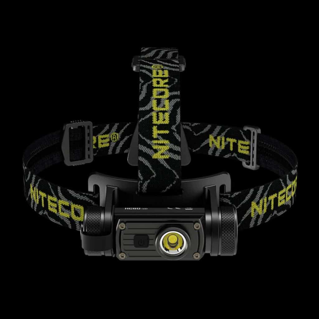 Die Nitecore HC60 V2 Kopflampe erreicht eine Leuchtweite bis zu 130m, leistet 1200 Lumen und wiegt dabei nur 70g (ohne Batterien).
