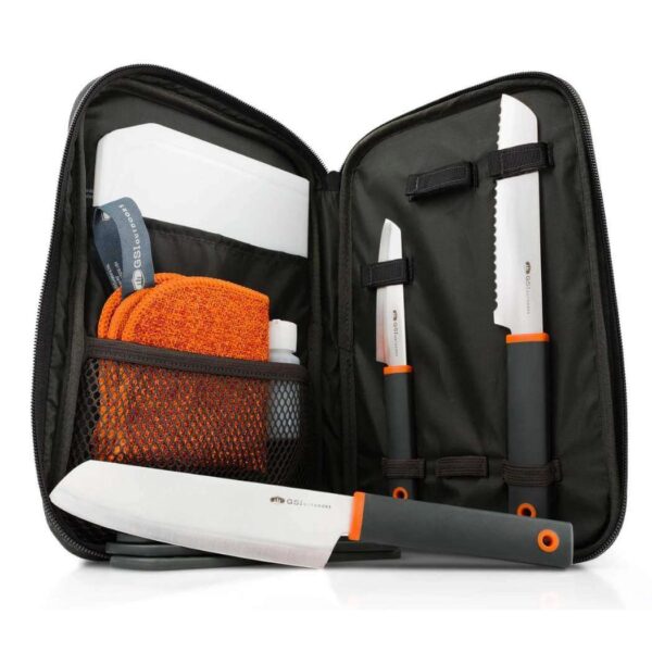 Das GSI Outdoors Santoku Messerset ist ein Gourmet-Zubereitungsset, das sich perfekt zum Camping, am Strand oder beim Kochen im Garten eignet.