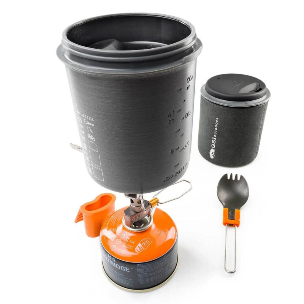Der ultraleichte, hypereffiziente GSI Outdoors Halulite Minimalist ist ein 179g Set-up, das einen 600 ml Topf enthält, einen Göffel und einen Silikongreifer