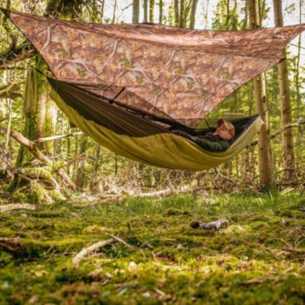 Die Amazonas Hängematte Moskito-Traveller Quilted verfügt über eine integrierte Wärmedämmung, aus Hohlfaserfüllung. Damit schläfst du warm und sicher