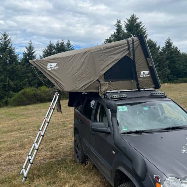 Femkes Alu Khosi hat eine robuste Aluminium-Riffelblech-Schale in schwarz. Somit ist dieses Dachzelt sehr gut geeignet für Offroadfahzeuge.