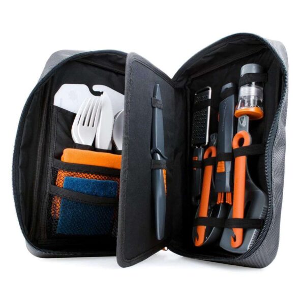 GSI Outdoors Destination Kitchen Set 24 ist ein umfangreiches Kochgeschirr-Set in einer praktischen Tasche und perfekt für eine ausgewogene Campingküche.