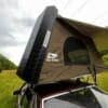 Femkes Alu Khosi hat eine robuste Aluminium-Riffelblech-Schale in schwarz. Somit ist dieses Dachzelt sehr gut geeignet für Offroadfahzeuge.