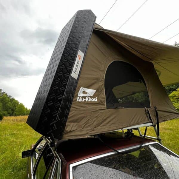 Femkes Alu Khosi hat eine robuste Aluminium-Riffelblech-Schale in schwarz. Somit ist dieses Dachzelt sehr gut geeignet für Offroadfahzeuge.
