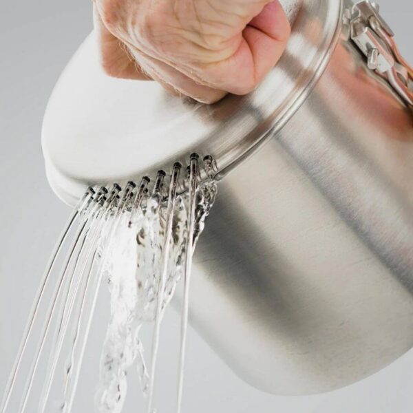 GSI Outdoors Glacier Stainless Dualist Kochset ist geeignet für 2 Personen. Es besteht aus je zwei isolierten Bechern, Schalen und klappbaren Gabellöffeln