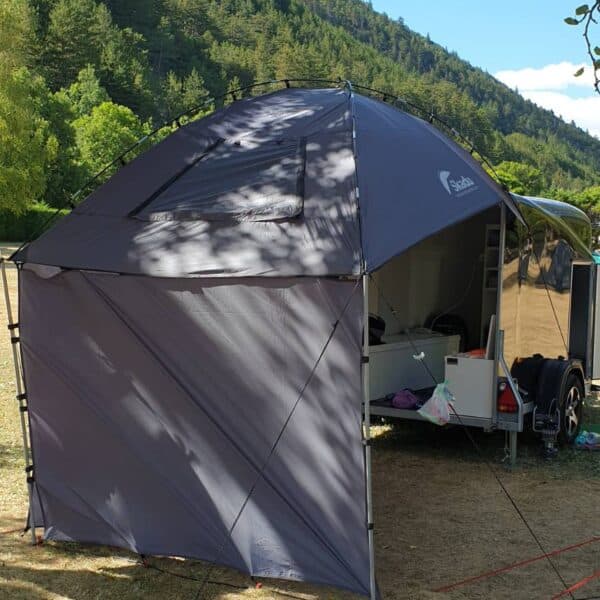 Femkes Skadu ist superpraktisch und kann sehr individuell genutzt werden. Ob als freistehendes Pavillon oder angelehnt am Fahrzeug