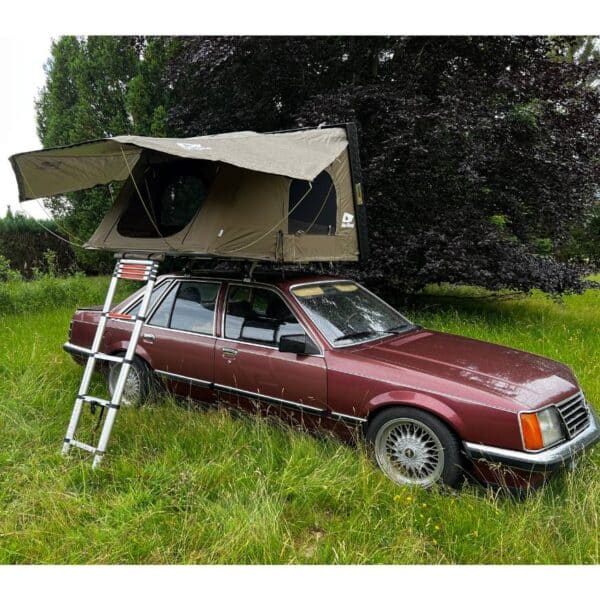 Femkes Alu Khosi hat eine robuste Aluminium-Riffelblech-Schale in schwarz. Somit ist dieses Dachzelt sehr gut geeignet für Offroadfahzeuge.