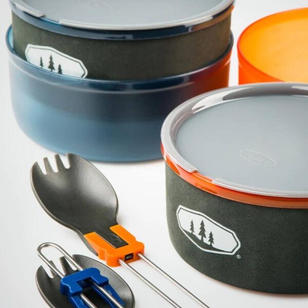 GSI Outdoors Glacier Stainless Dualist Kochset ist geeignet für 2 Personen. Es besteht aus je zwei isolierten Bechern, Schalen und klappbaren Gabellöffeln