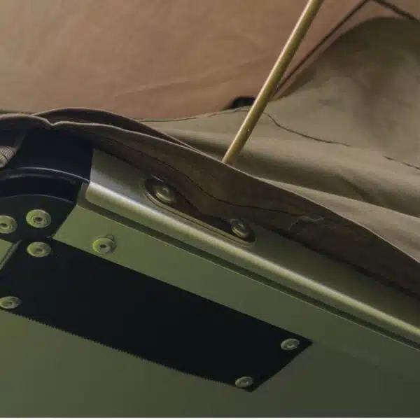 Femkes ABS Khosi Hybrid-Dachzelt kombinieren die besten Merkmale eines Hartschalen-Dachzelts und einen Klapp-Dachzelts.