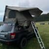 Femkes Alu Khosi hat eine robuste Aluminium-Riffelblech-Schale in schwarz. Somit ist dieses Dachzelt sehr gut geeignet für Offroadfahzeuge.