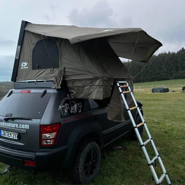 Femkes Alu Khosi hat eine robuste Aluminium-Riffelblech-Schale in schwarz. Somit ist dieses Dachzelt sehr gut geeignet für Offroadfahzeuge.