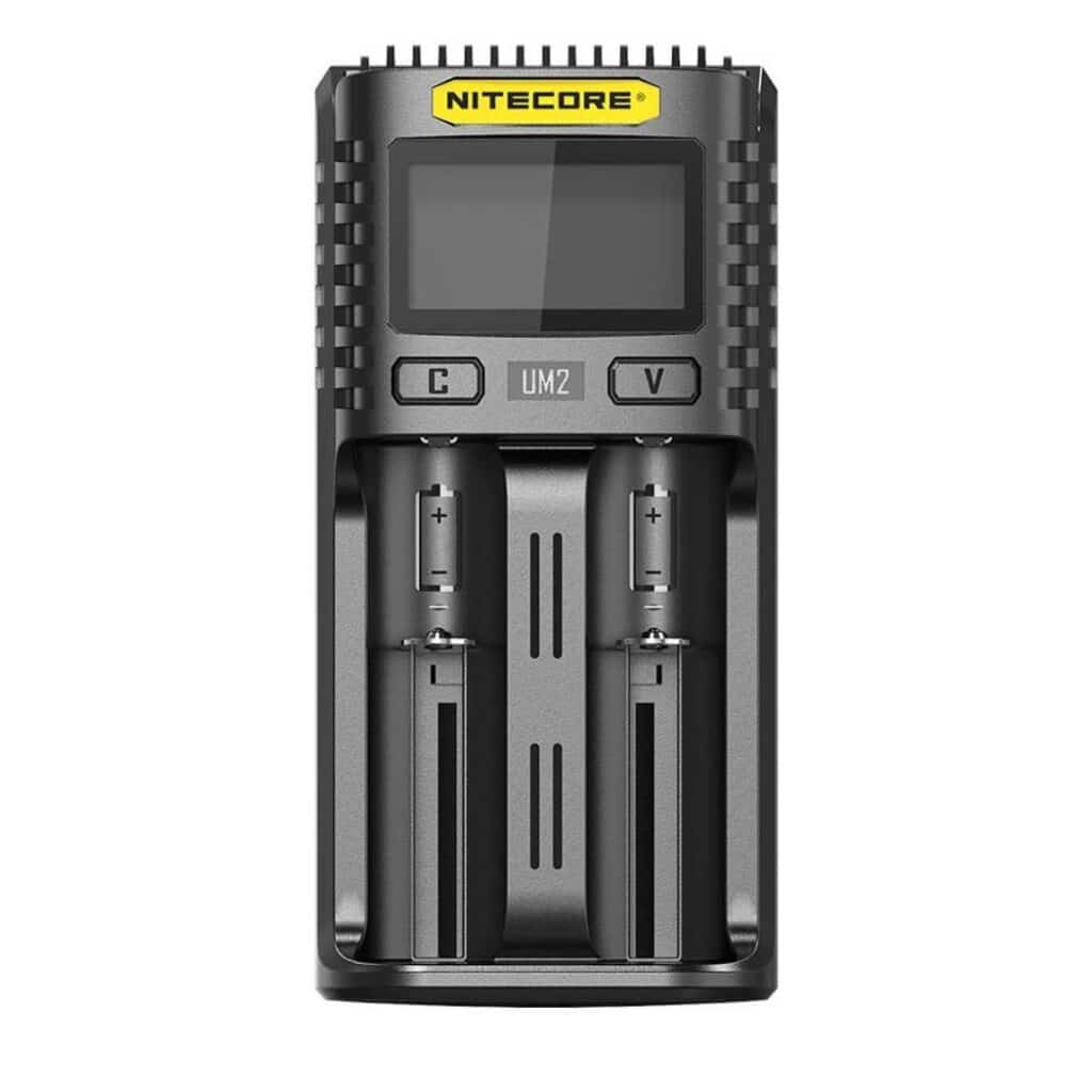 Das Nitecore UM2 USB-Ladegerät mit LCD-Display. Mit dem UM2 können Li-Ion, Li-Ion IMR, NiMH/NiCd und LiFePO4 Akkus intelligent geladen werden