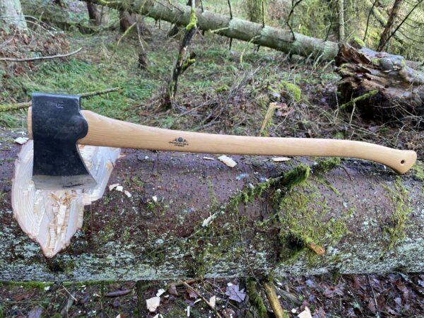 Entdecke die Gränsfors Amerikanische Fällaxt für traditionelle und professionelle Waldarbeiten, perfekt zum Fällen und Spalten großer Bäume