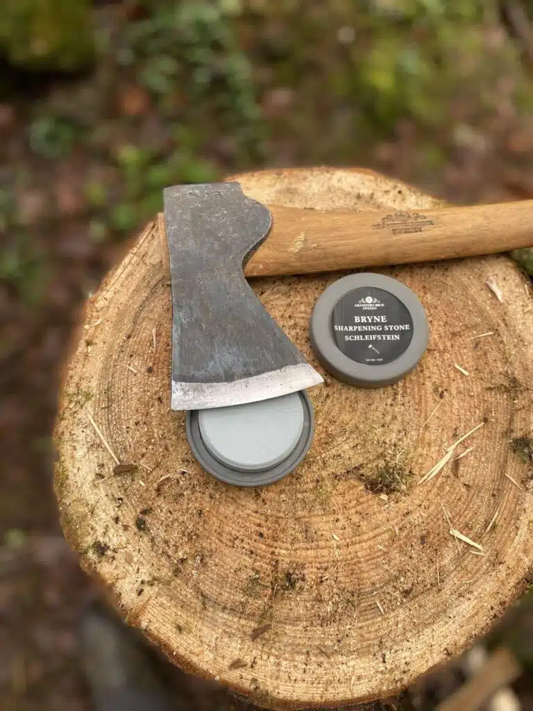 Entdecke den Gränsfors Schleifstein - ein vielseitiges Werkzeug mit hochwertigen keramischen Schleifmitteln für präzisen Grob- und Feinschliff.